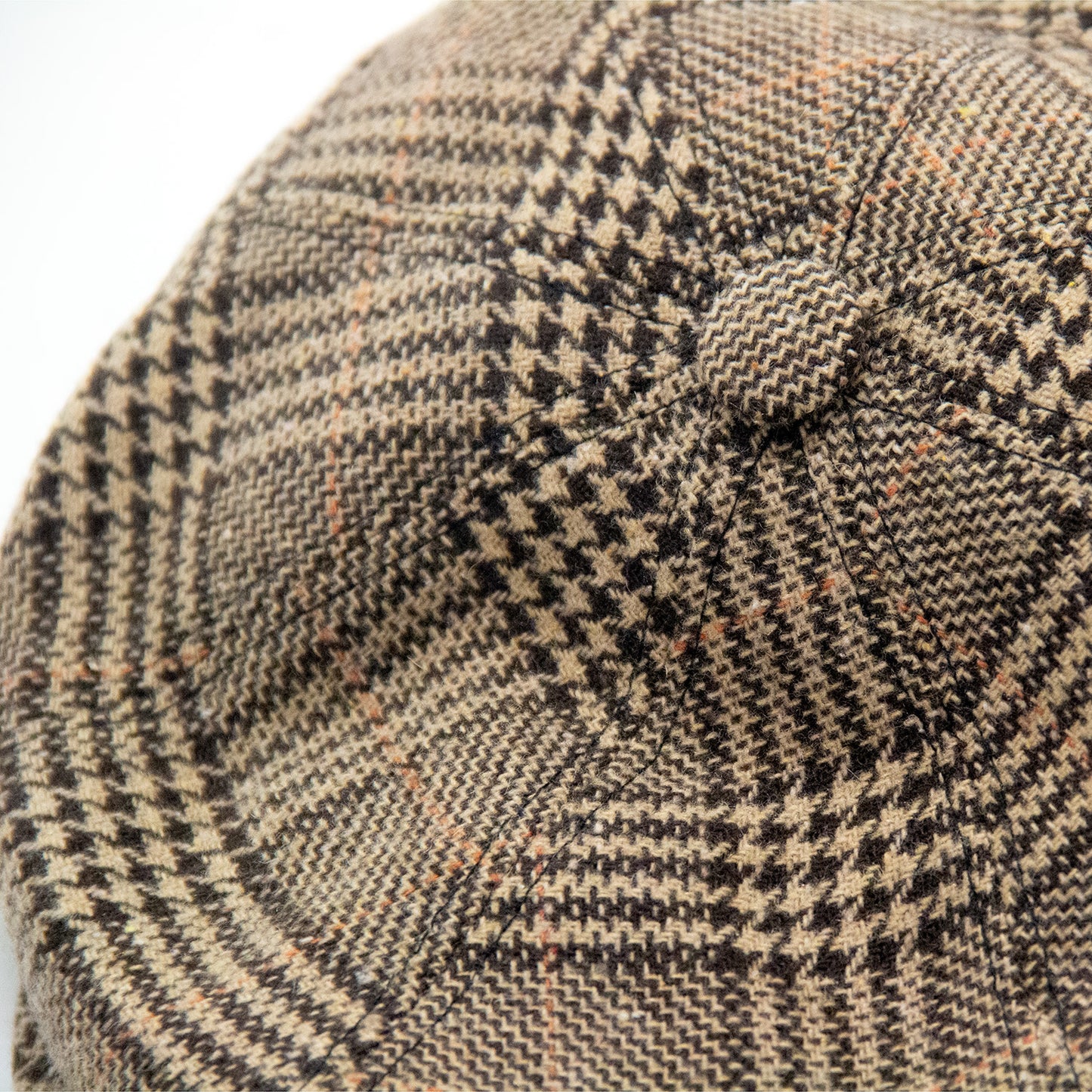 Chapeau beige et noir